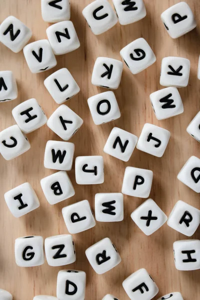 木制背景的文本骰子立方体概念 字母脚本字母表 地板上钉的字母表块 — 图库照片