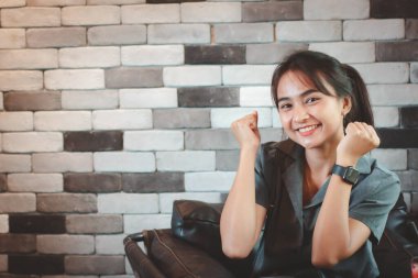 Vintage arka planda izole edilmiş mutlu genç bir bayan görüntüsü. Kamera işaret ediyor, kırmızı, ışık. Bağbozumu etkisi. Boşluğu kopyala.