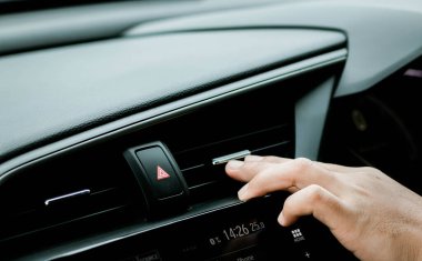 Sürücü arabadaki soğuk hava akışını kontrol ediyor.