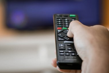 Uzaktan kumandalı televizyonla elinizi kapatın ve düğmeye basın. Televizyon uzaktan kumandası, mavi TV ekranında kanal başparmağını değiştirir.