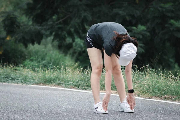 Voorover Leunen Vrouw Sportkleding Doen Head Knie Pose Aanraken Tenen — Stockfoto