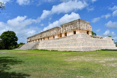 Uxmal, Meksika 'daki Maya bölgesinde bazı binalar var.