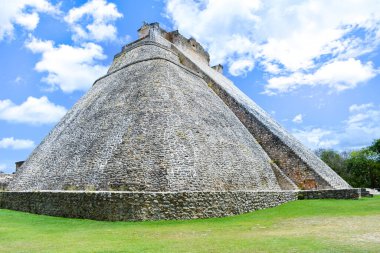 Mavi gökyüzü ve bulutlu Uxmal Piramidi
