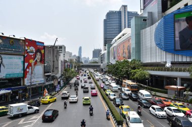 BANGKOK, THAILAND 19 Mart 2019 Bangkok sokaklarında yoğun trafik yoğunluğu