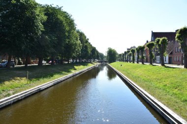 FRIEDRICHSTADT, GERMANY 26 Haziran 2020 Friedrichstadt 'tan bir kanal geçiyor