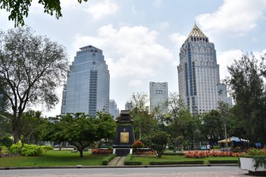 BANGKOK, THAILAND 19 Mart 2019 Bangkok 'taki Lumphini Parkı GPF kulesi gibi yüksek binaları olan