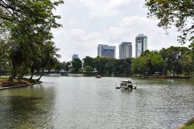 BANGKOK, THAILAND 19 Mart 2019 Bangkok 'taki Lumphini Park Lumpini kulesi ve AETAS lumpini ile