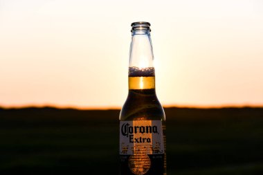 22 Haziran 2020 'de St. Peter Ording' de batan güneşte bir şişe Corona birası sipariş edildi.