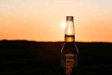 22 Haziran 2020 'de St. Peter Ording' de batan güneşte bir şişe Corona birası sipariş edildi.