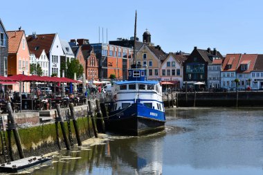 HUSUM, GERMANY 23 Haziran 2020 Husum Limanı renkli evleri ve bir teknesi olan