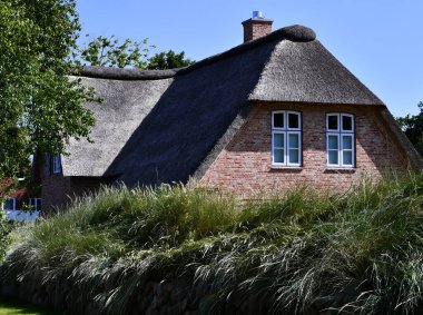 St. Peter Havalimanı 'nda 24 Haziran 2020 Güzel, klasik sazdan çatı katı.