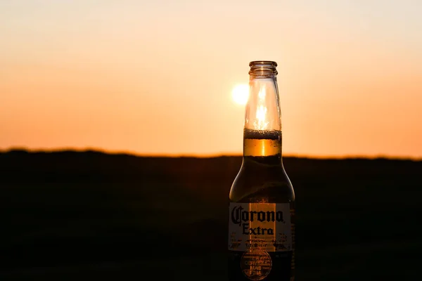 Peter Ording Alemania Junio 2020 Una Botella Cerveza Corona Atardecer — Foto de Stock