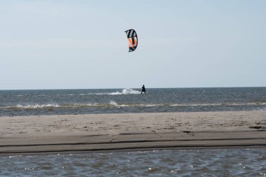 Aziz Petrus Emri, 25 Haziran 2020 Kuzey Denizi 'nde St. Peter Ording' de Uçurtmacılar