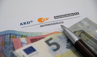 RHEINBACH, GERMANY 2 Temmuz 2020 Alman yayın ücretleri için banknotlar ve tükenmez kalemle abonelik hizmeti