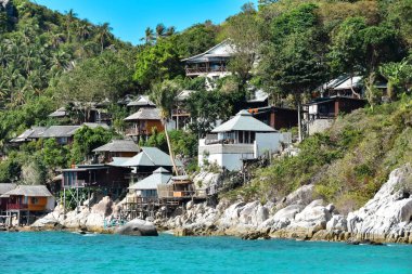 Koh Tao 'da büyük kayalıkları ve denizi olan güzel bir sahil evi.