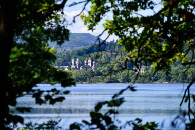 Maria Laach 'taki Benedictine Manastırı. Laacher' la birlikte. Güzel bir bahar günü.