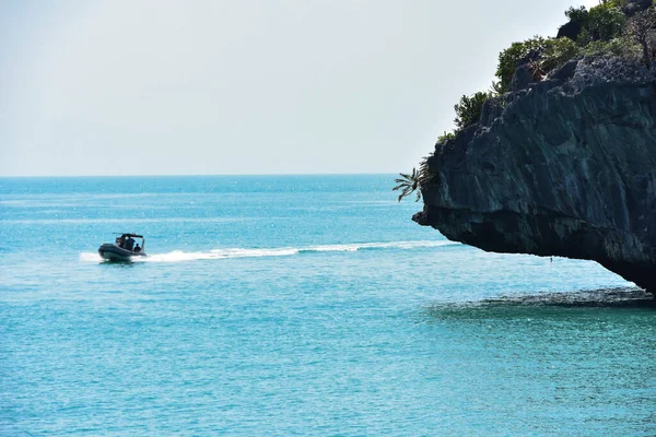 Een Speedboot Met Een Interessante Rotsformatie Ang Thong Marine Park — Stockfoto