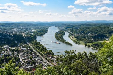 Drachenfels adasından Grafenrath adasına, Ren nehrine ve hava güzel olduğunda çevreye bakın.