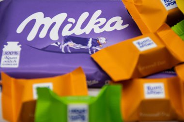 RHEINBACH, GERMANY 25 Temmuz 2020 Bir kalıp Milka çikolatası Bir sürü renkli, kare şeklinde Rittersport şekeri