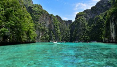 Koh Phi Phi 'de nefes kesici bir manzara. Temiz su ve yüksek kireçtaşı uçurumları var.