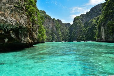 Koh Phi Phi 'de nefes kesici bir manzara. Temiz su ve yüksek kireçtaşı uçurumları var.