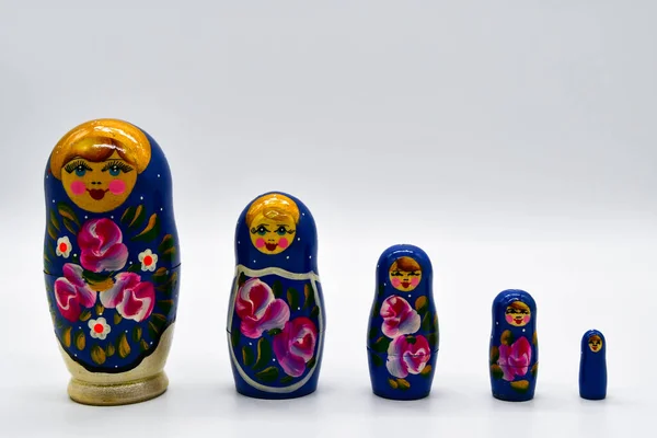Klasik Rus Matrioshkaları Beyaz Arka Planda Bekletiliyor — Stok fotoğraf