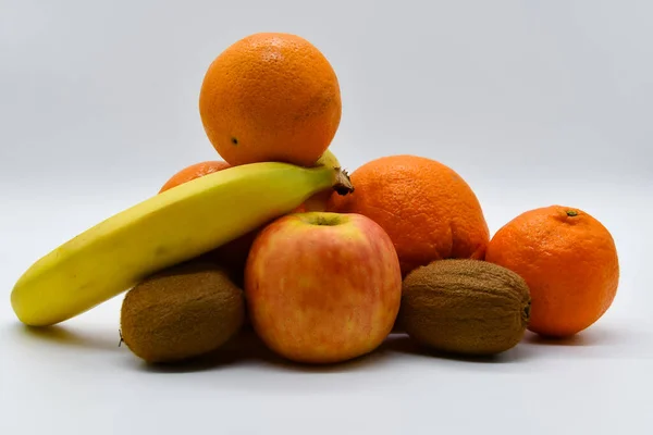 Kiwi Banany Pomarańcza Jabłko Stercie — Zdjęcie stockowe