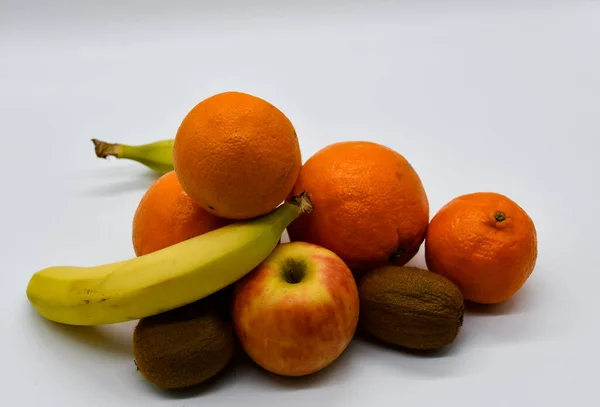 Kiwis Plátanos Naranja Una Manzana Están Todos Montón —  Fotos de Stock