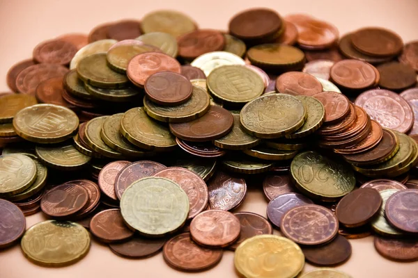 Gemischte Cent Münzen Mit Orangefarbenem Hintergrund — Stockfoto