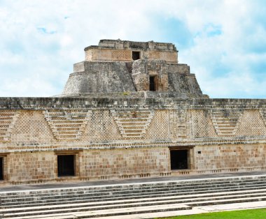 Uxmal 'daki Maya fabrikasında.