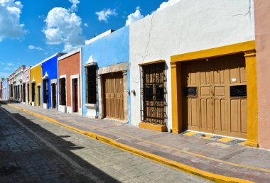 Campeche liman şehrindeki renkli koloni evleri