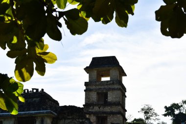 Palenque Maya kompleksindeki dört katlı El Palacio kulesi.