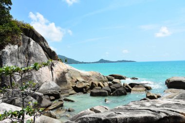 Tayland Körfezi 'nin en güzel güneşinde büyük taşlar.