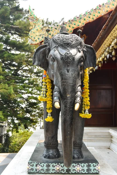 Ένα Όμορφα Διακοσμημένο Άγαλμα Ελέφαντα Στο Wat Phra Ότι Doi — Φωτογραφία Αρχείου