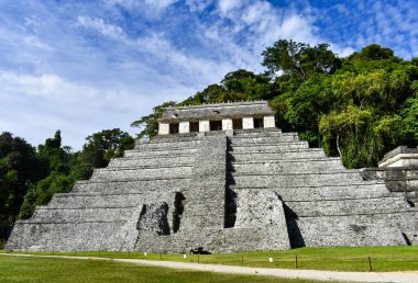 Palenque Maya Piramidi Büyük bir gökyüzü ve bulutlarla