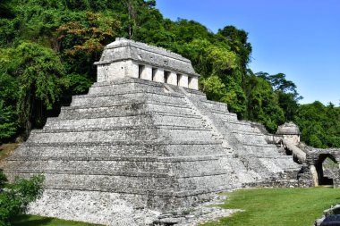 Palenque Maya Piramidi Büyük bir gökyüzü ve bulutlarla