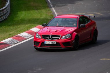 NUERBURGRING, GERMANY 19 Ağustos 2020 Nordschleife 'de nadir bulunan kırmızı bir Mercedes Benz C 63 AMG Black Serisi