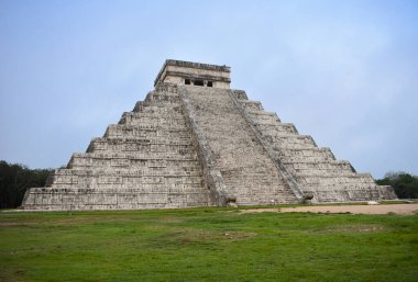 Dünyanın yeni harikalarından biri de Chitzen Itza Piramidi.