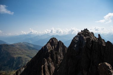 Çevredeki bir dağın manzarası