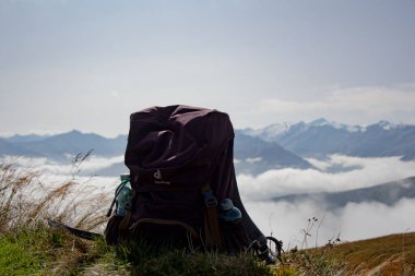 BRAMBERG, AUSTRIA 18 Eylül 2020 Avusturya Alpleri önünde Deuter sırt çantası
