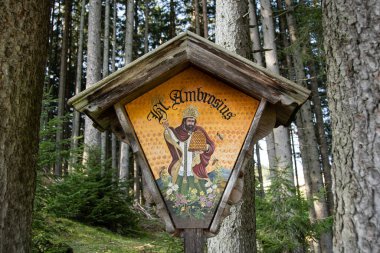 Aziz Ambrose anıtı arıların ve arıcıların koruyucu azizi.