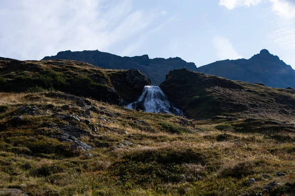 Маленький Водопад Горах Впечатляющим Небом — стоковое фото