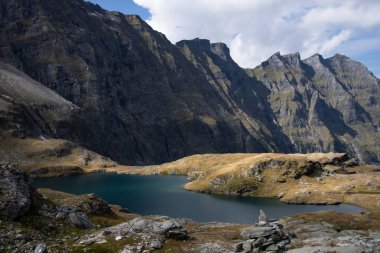 Plattachsee 'deki dağ gölünün manzarası