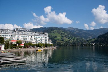 ZELL AM See, AUSTRIA 21 Eylül 2020 Güzel, zarif Grand Hotel tam göl havasında