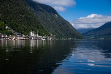 Küçük Hallstatt kasabası, hava güzel ve bulutlu olduğunda doğrudan gölün üzerinde yer alır.
