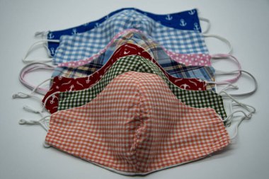 Korona virüsünü önlemesi için kendi kendine dikilmiş kumaş maskeler.