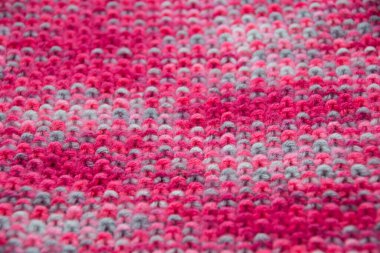 Renkli örülü bir eşarbın yapısı