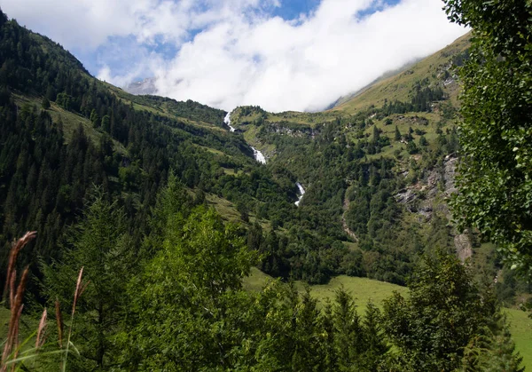 Enorme Waterval Ferleiten Slingert Zich Een Weg Van Top Naar — Stockfoto