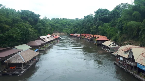 Boot Resort Rivier Die Hun Toeristen Schitterende Bergen Landschap Geven — Stockfoto