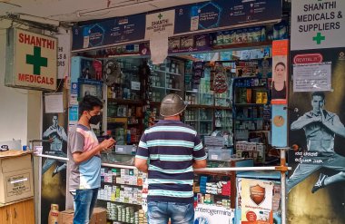 Bangalore, Karnataka / Hindistan - Haziran 03 2020: Hindistan 'daki Bangalore' da tıp mağazasında insanlar ilaç satın alıyor.
